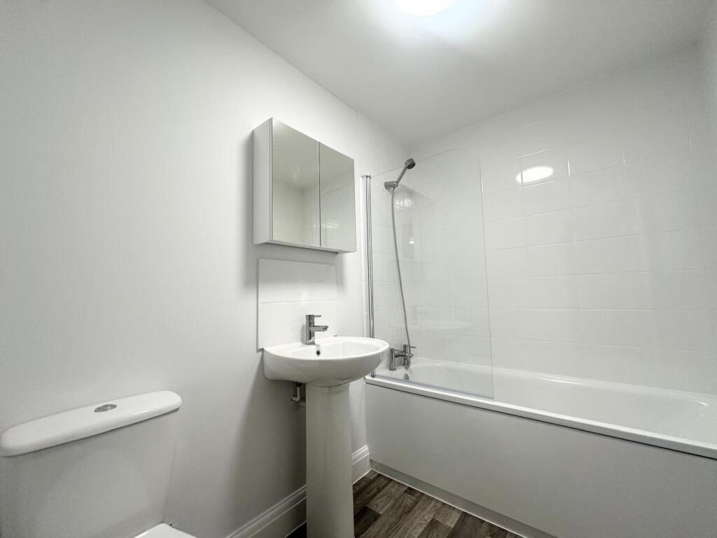 9. MAIN BATHROOM.jpeg