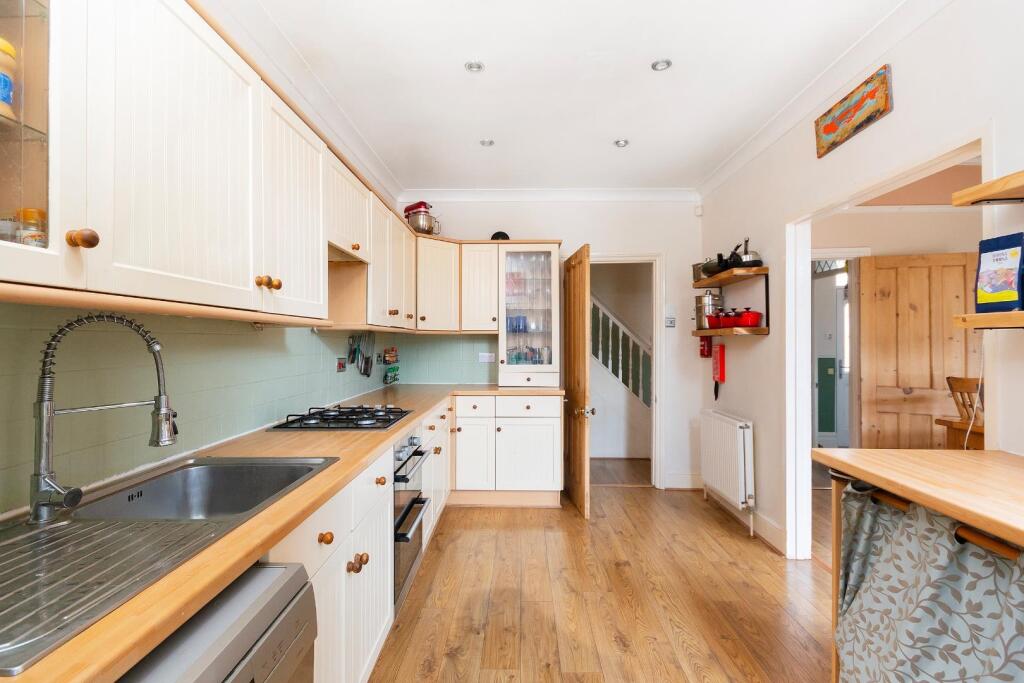 9W0RBN - Kitchen A.jpg