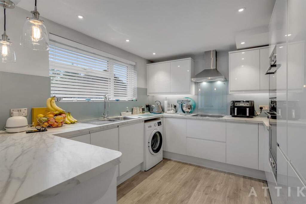 3 Kennedy Avenue, Halesworth, IP19 8EF (22).jpg