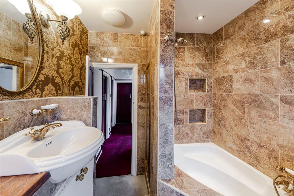 41 Oaklands Avenue, Isleworth TW7-44.jpg