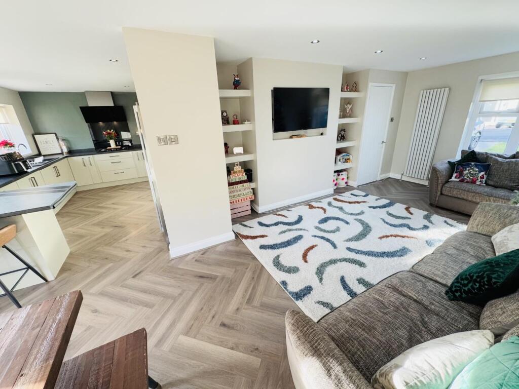 OPEN PLAN LOUNGE/DINING/KITCHEN