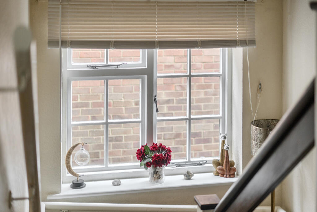 1374623-10-690dc8...