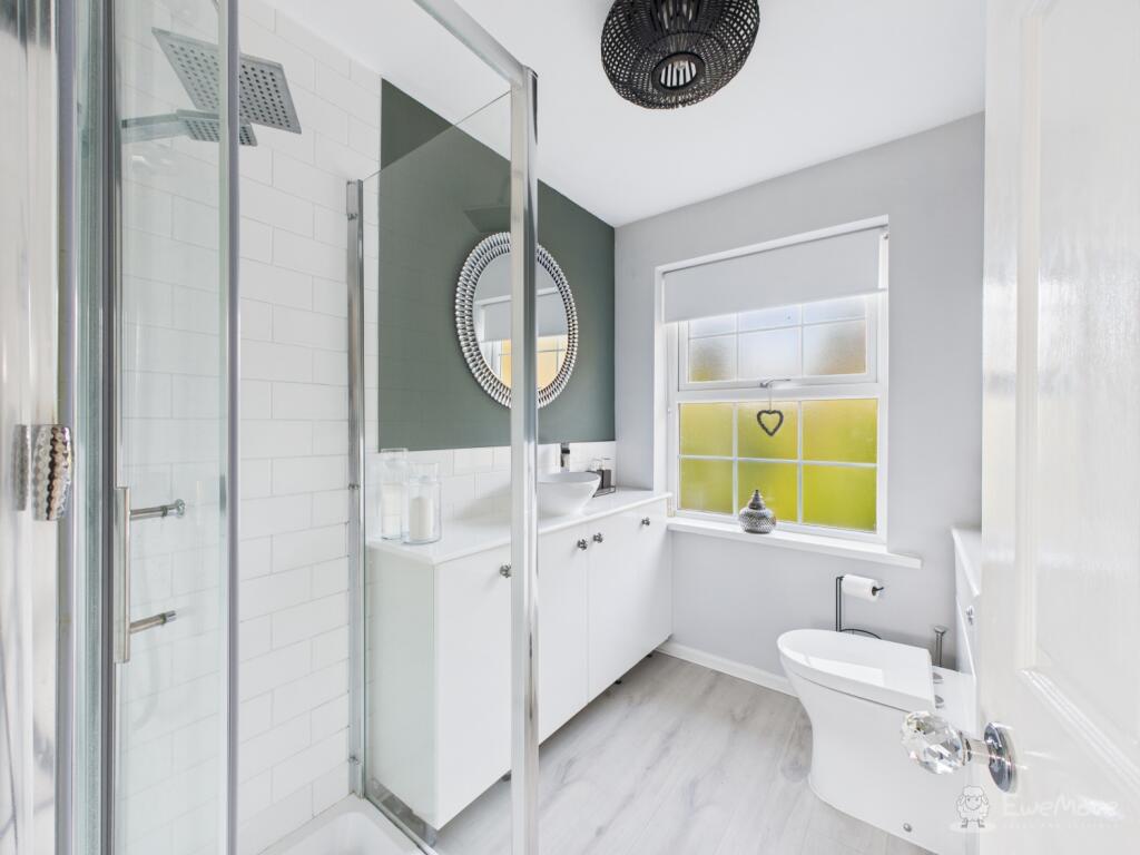 Ensuite- Mark Stephens EweMove Newmarket and Soham