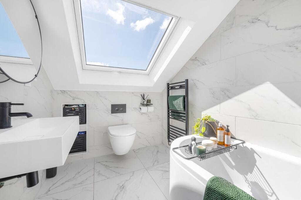 Bedroom 1 Ensuite.JPG