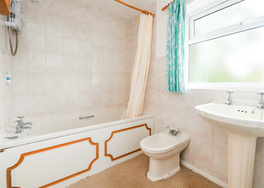 16 Woodlands Road - Bathroom.jpg