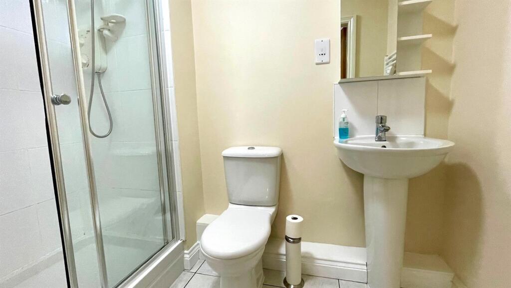 EN-SUITE SHOWER ROOM