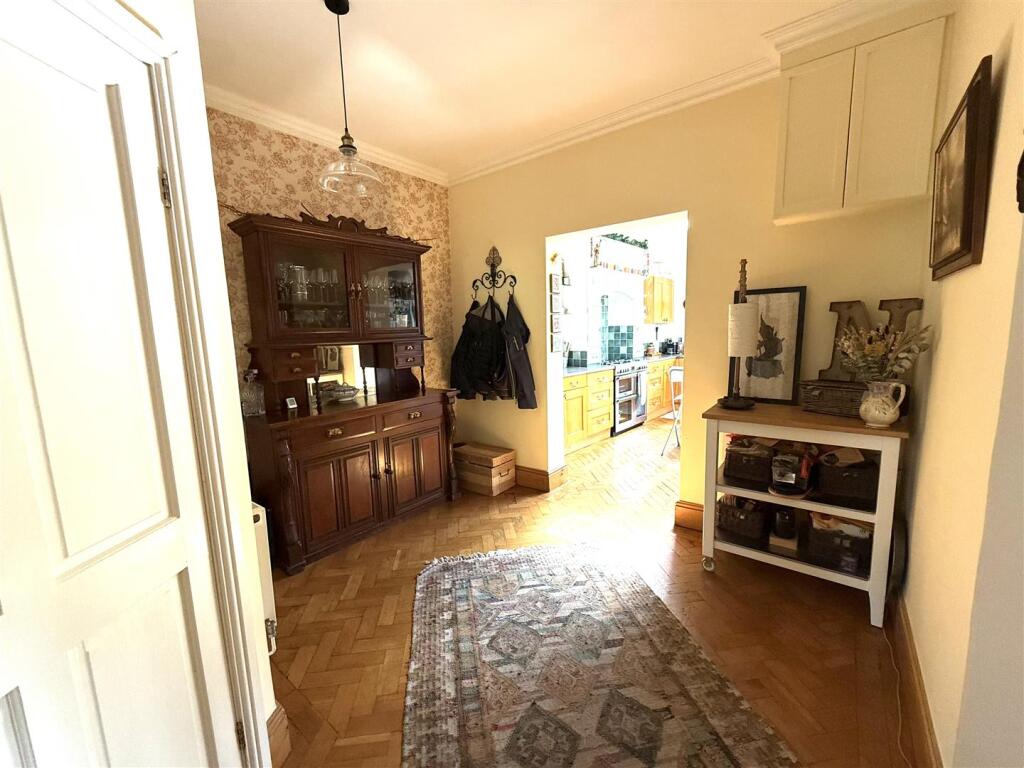 18 market inner.jpeg