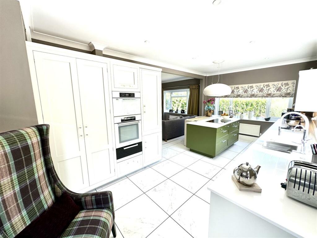 KITCHEN/FAMILY ROOM