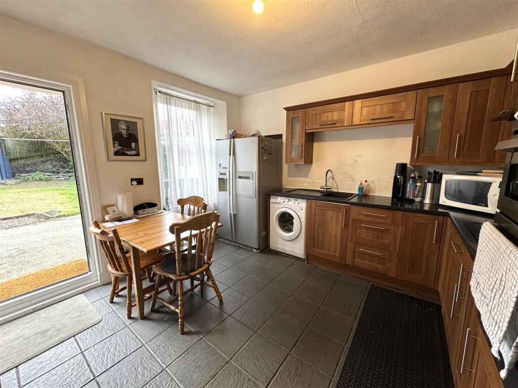 KITCHEN 1.JPG