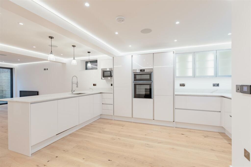 Kitchen/ Dining