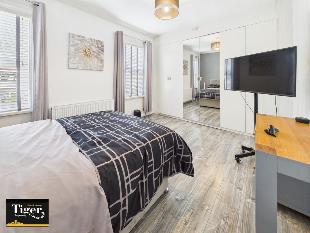 CAM02176G0-PR0564...