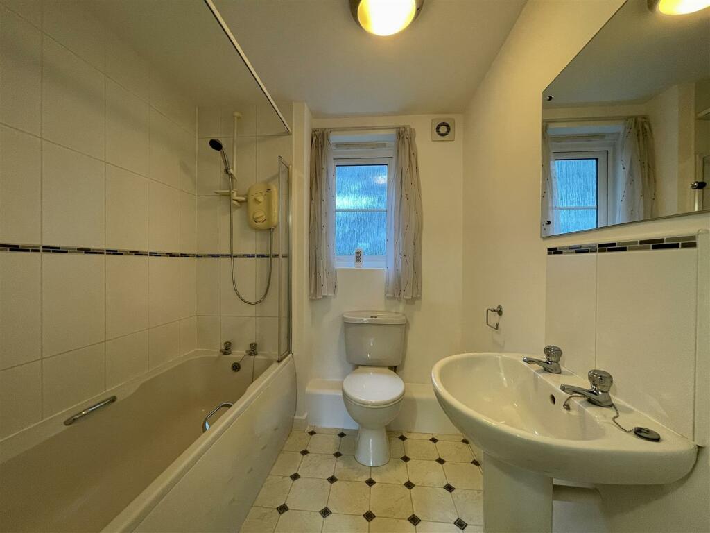 6 Bathroom.JPEG