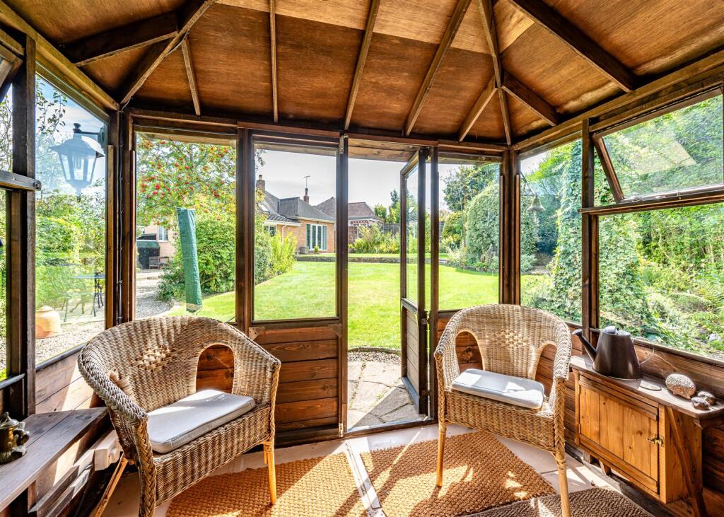 8 Crockington Close-Summer House.jpg