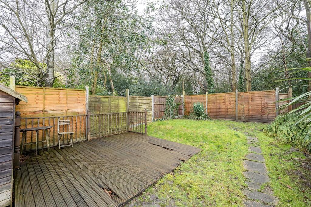 Bisterne Avenue, E17