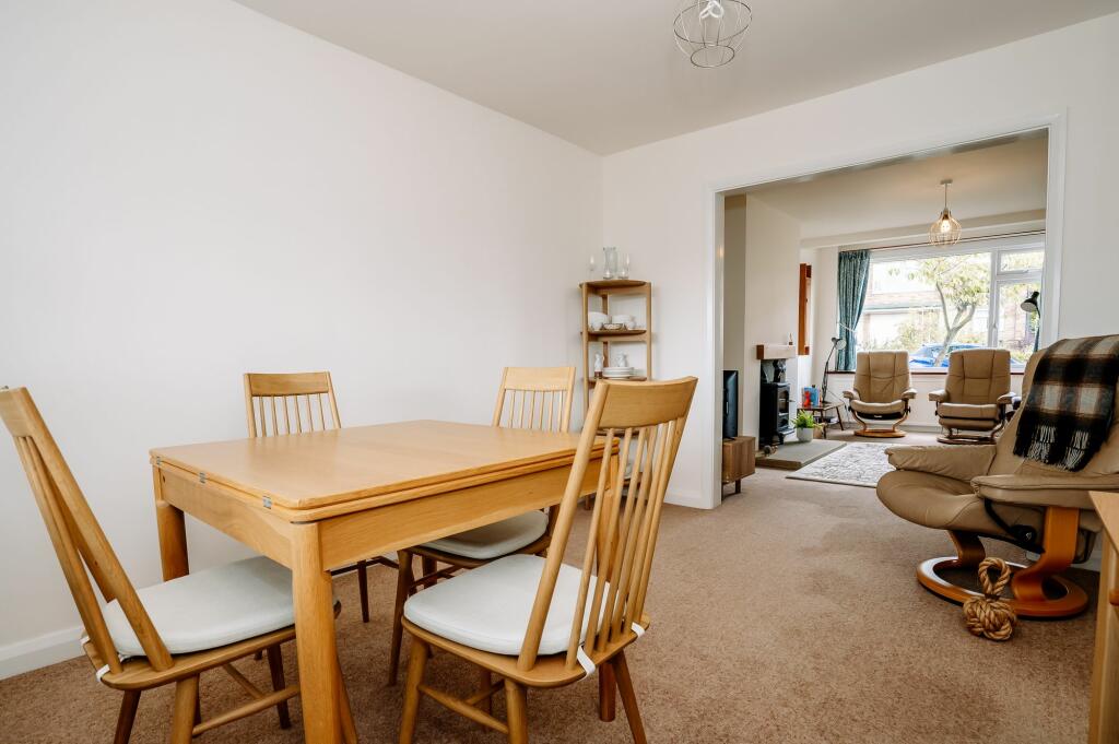 KITCHEN DINER AND LOUNGE
