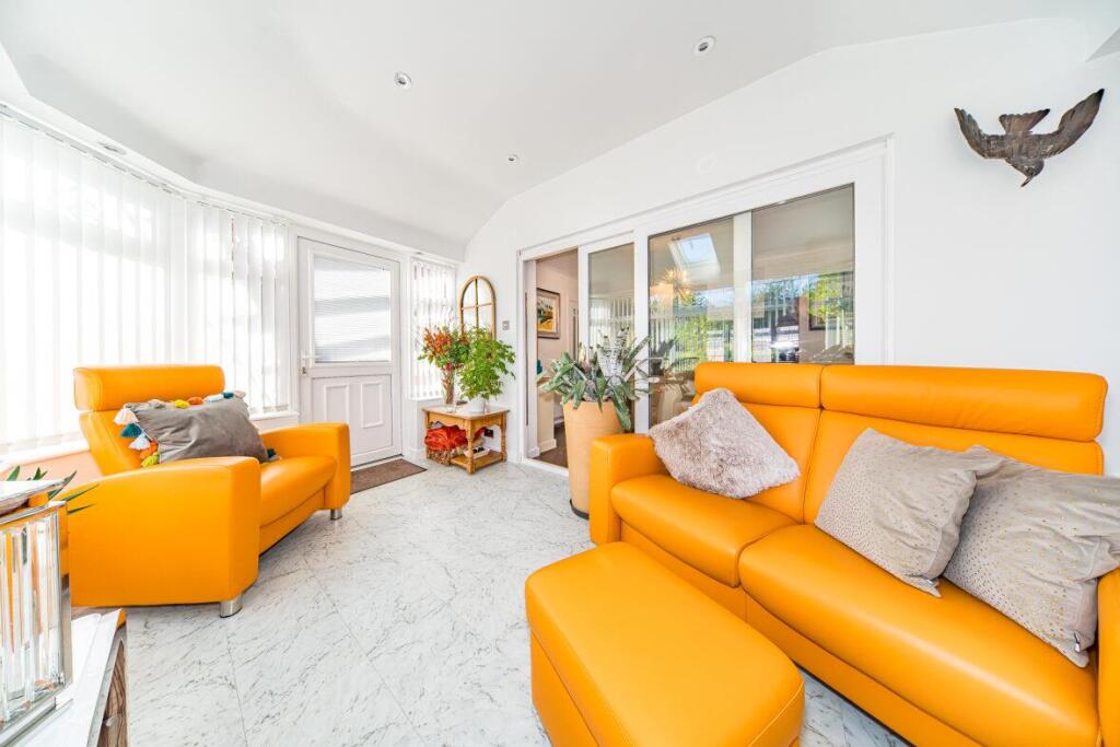 20 Hillschool Road sun lounge 2.jpg