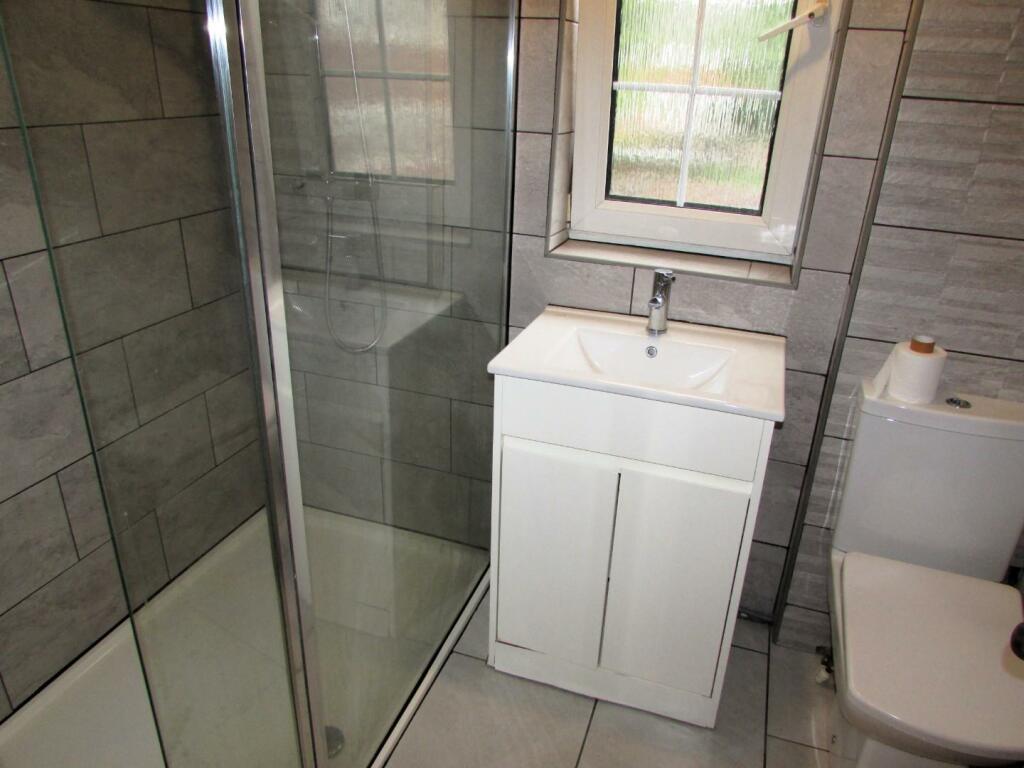 SurbitonRd66bath.JPG