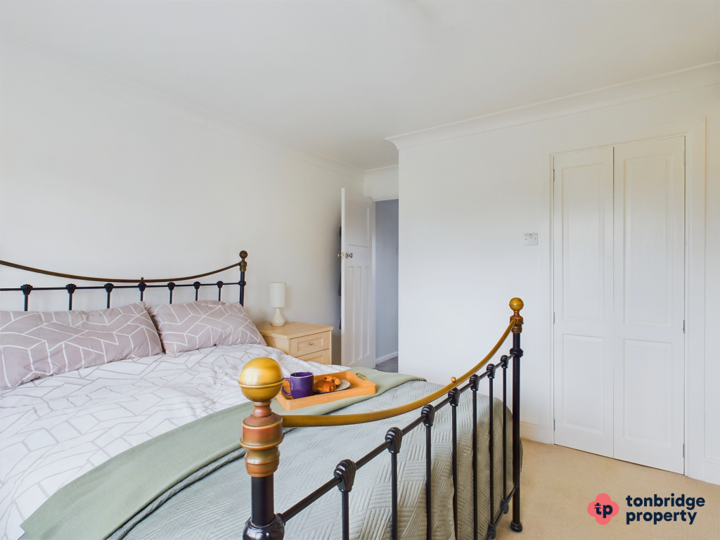 EW Giraffe Main Bedroom Branded Bed Edited 037