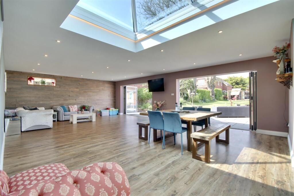 OPEN PLAN LIVING AREA