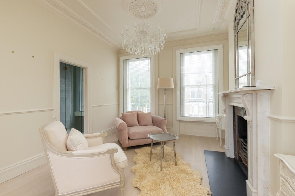 Trafalgar Avenue ...