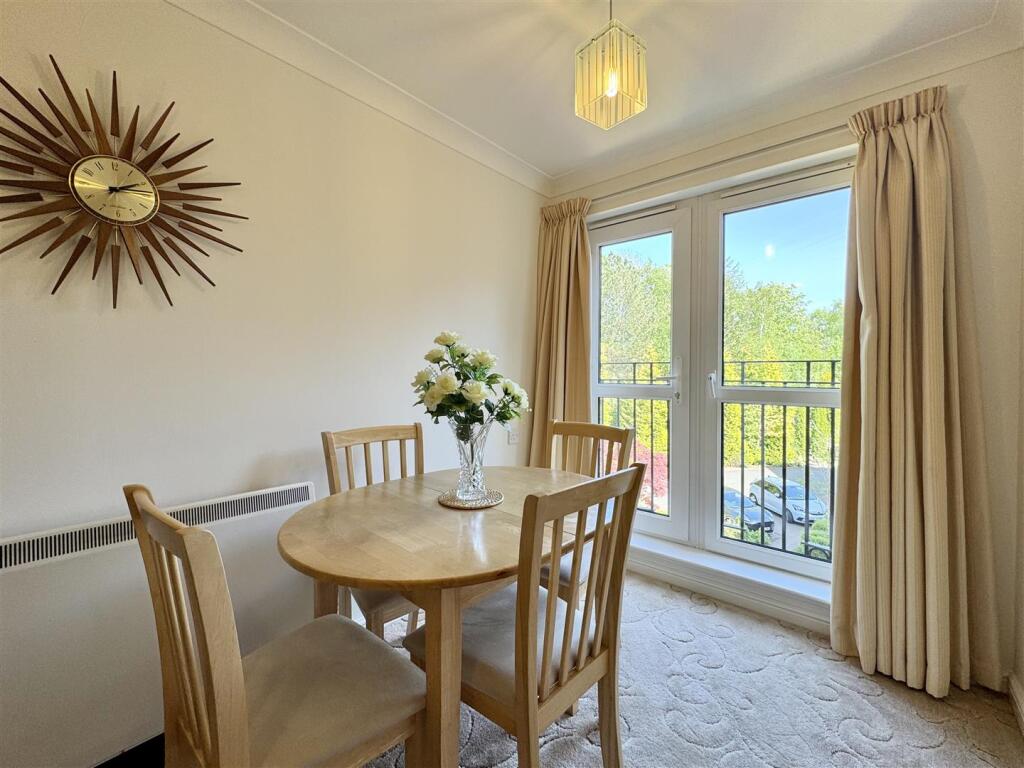 Lounge/Dining