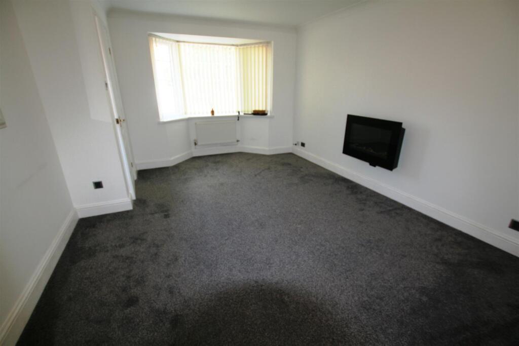 leasoweclose,2lounge.JPG