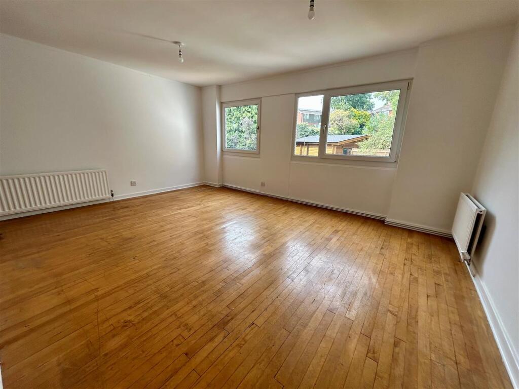 13 Alphington Green reception room.jpg