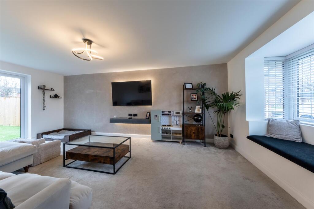 17 Elizabethan Way-014.jpg