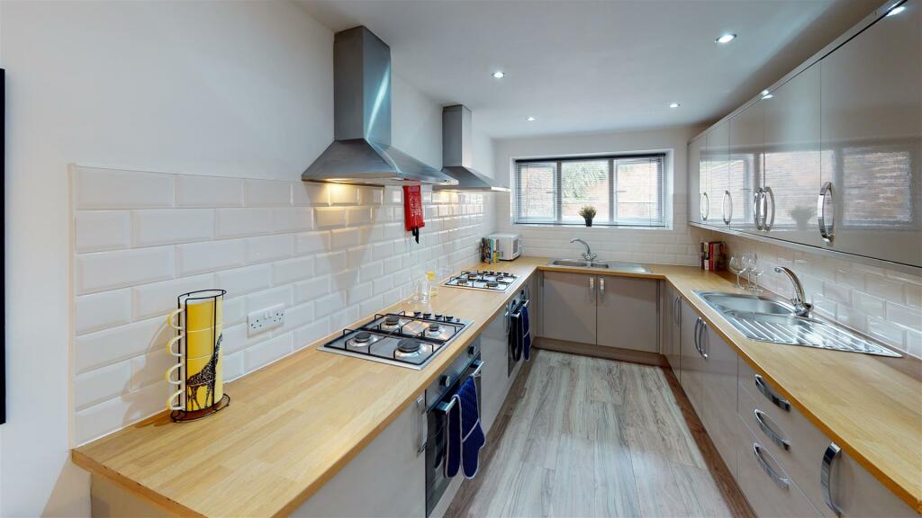 8-Montgomerie-Rd-Portsmouth-Kitchen (1).jpg