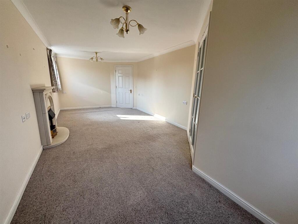 27 oaktree ct living a.jpg