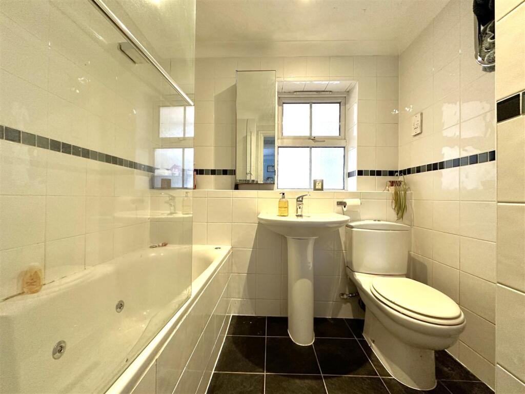Family Bathroom 457