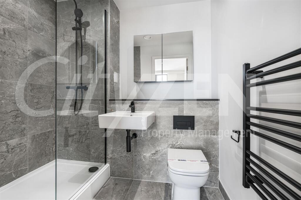 EN SUITE SHOWER ROOM