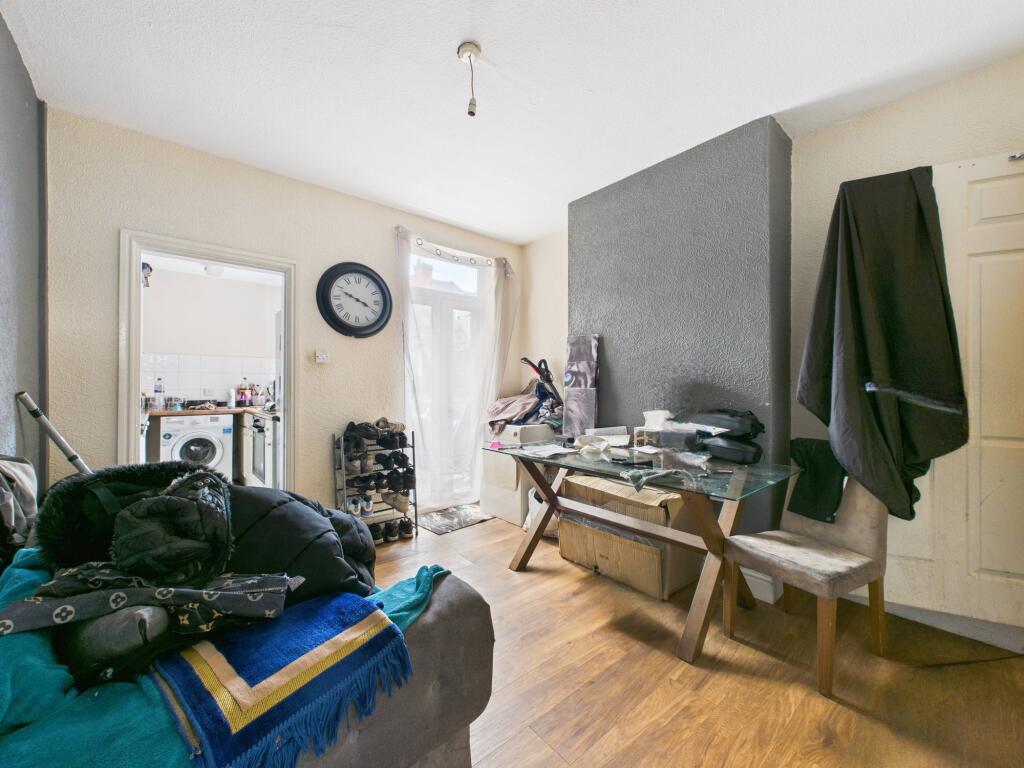 CAM02871G0-PR0690-STILL002