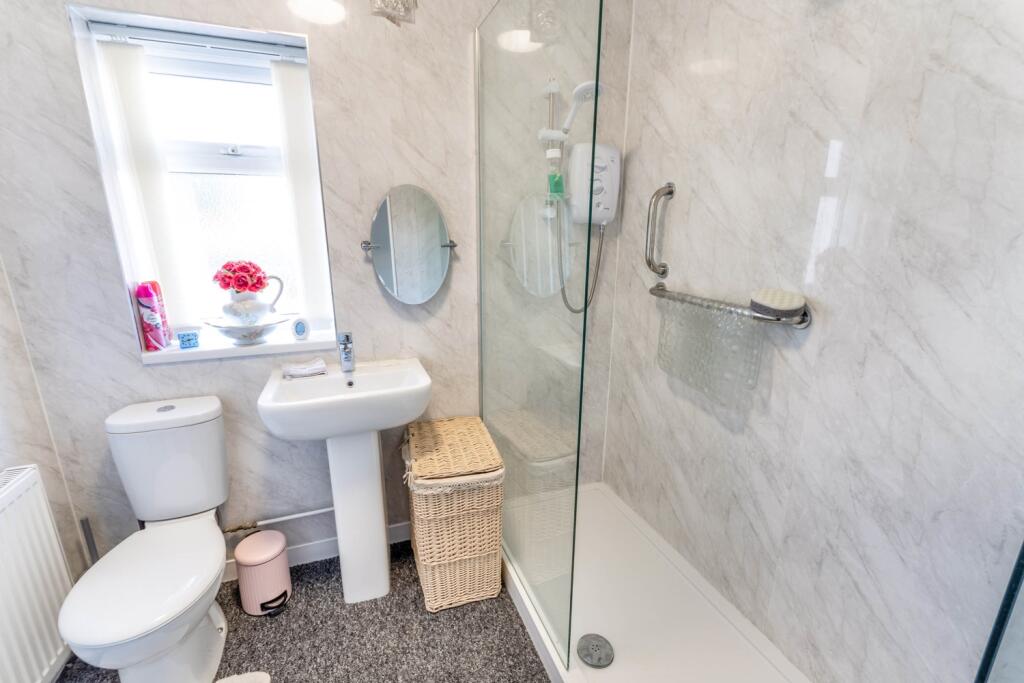 Estate Agent EweMove Scunthorpe Bathroom
