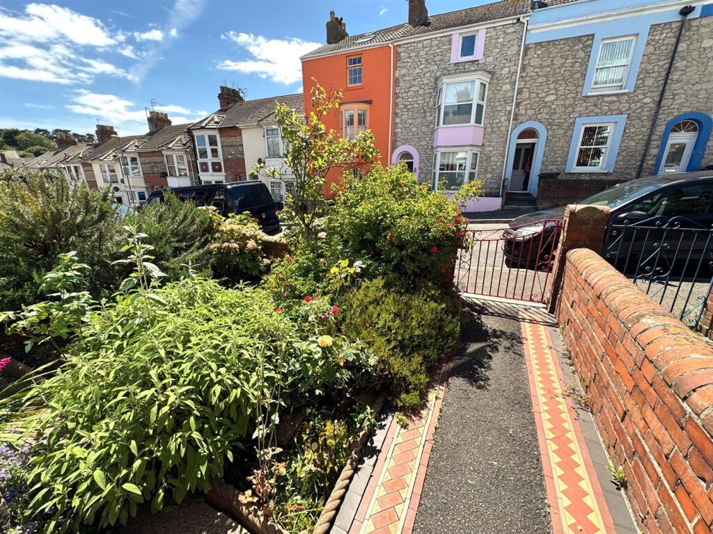 FRONT GARDEN.jpg