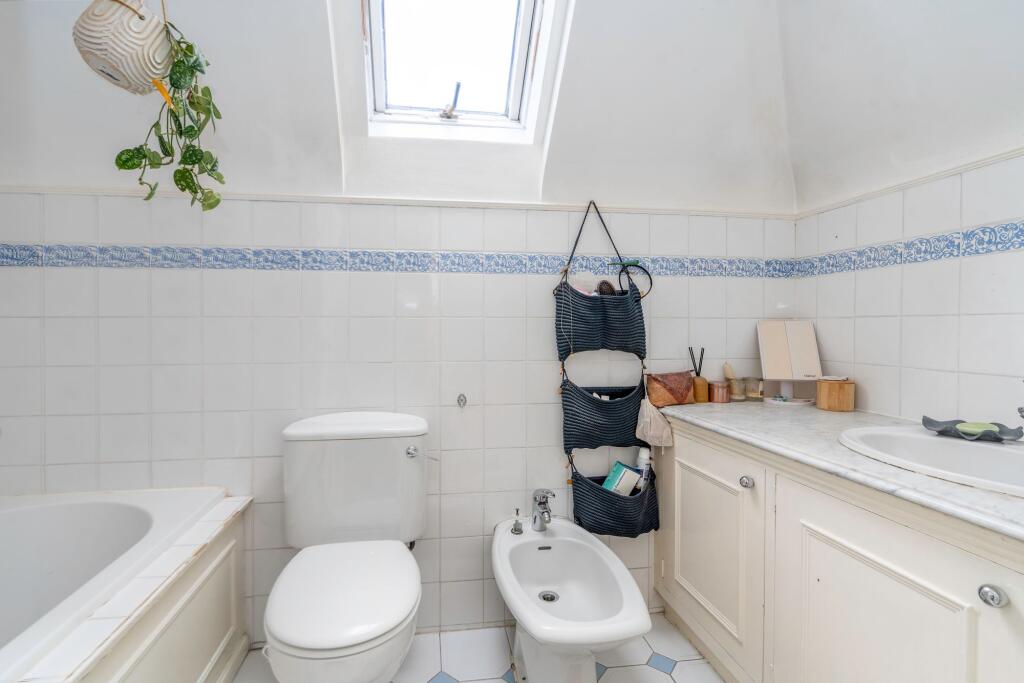 Bathroom For Sale 3 Bedroom Flat Conservatory Court Upper Nowood SE19 www.steele.london
