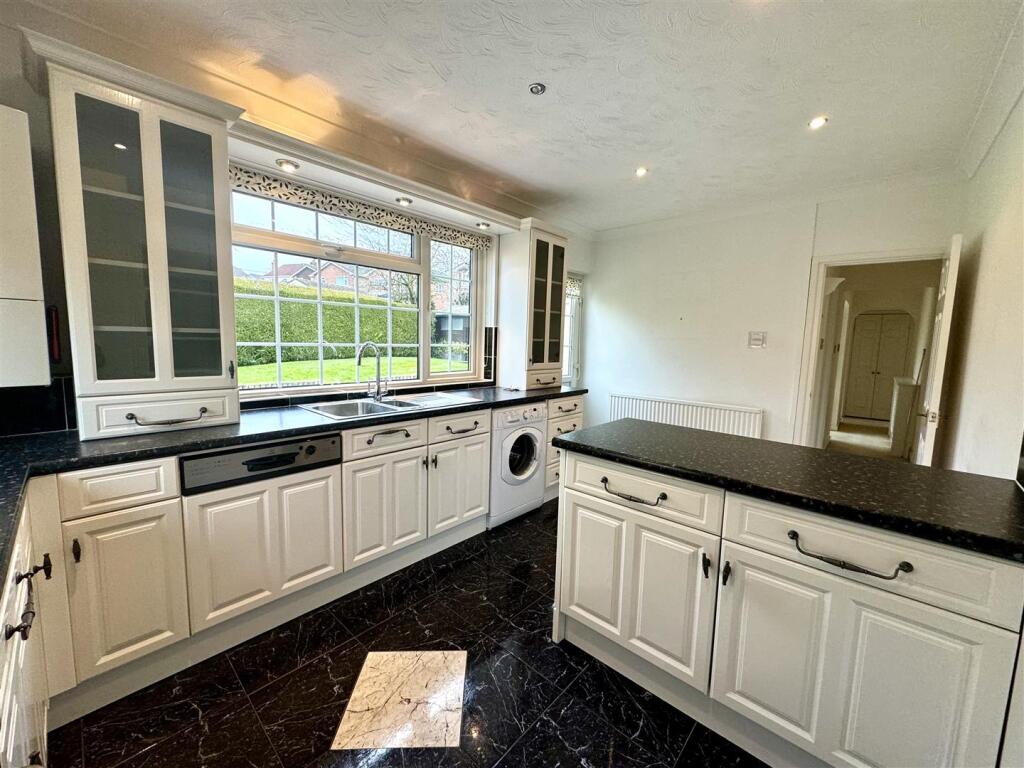 KITCHEN/ BREAKFAST ROOM