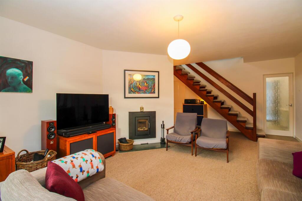 ENTRANCE/LIVING ROOM