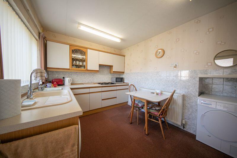 Kitchen &amp; dining room