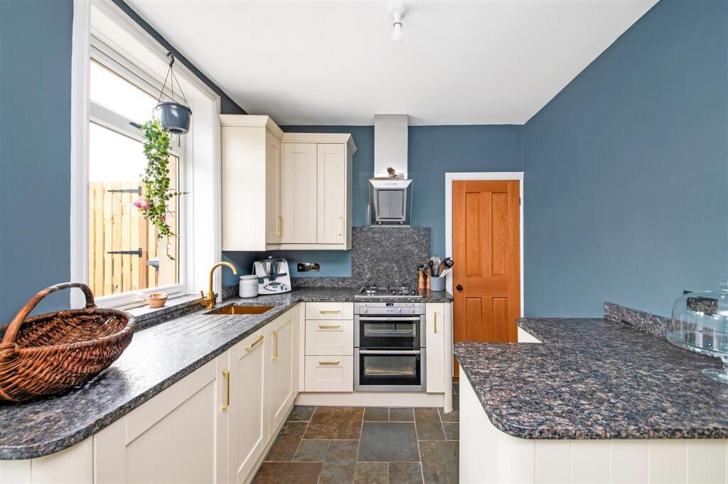OPEN-PLAN DINING KITCHEN