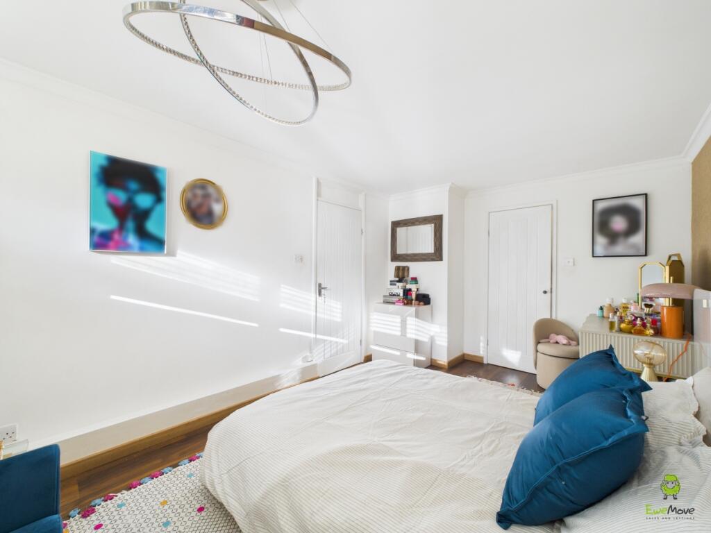 CAM03779G0-PR0318-STILL004