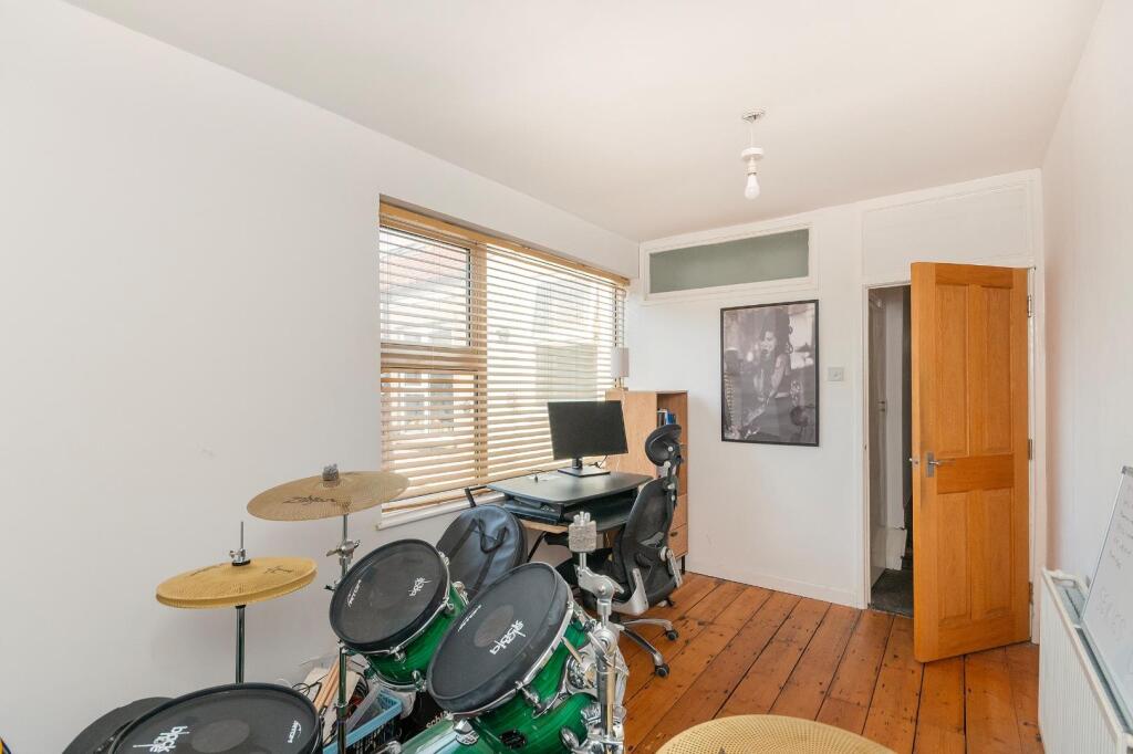 0C6REN - Bedroom A.jpg