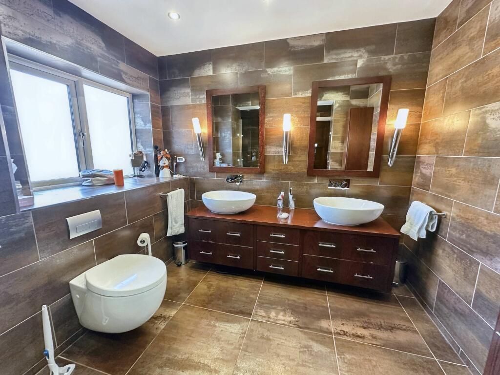 Master Bedroom with En-Suite and Dressing Room