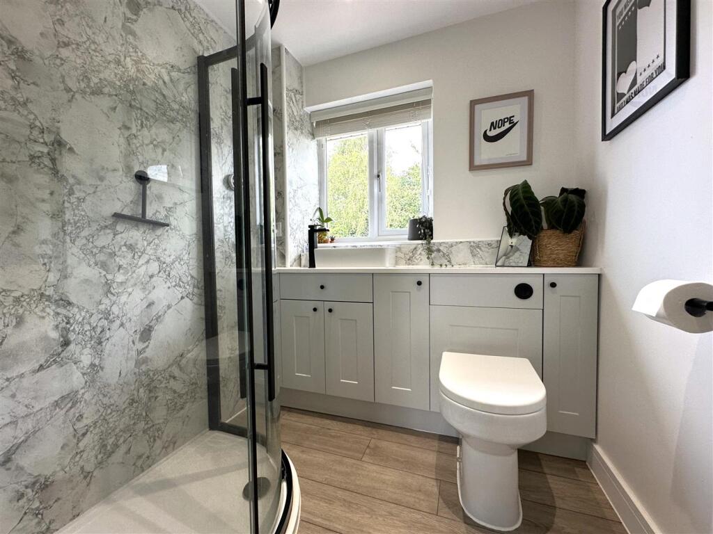 Stylish En-Suite Shower Room 972