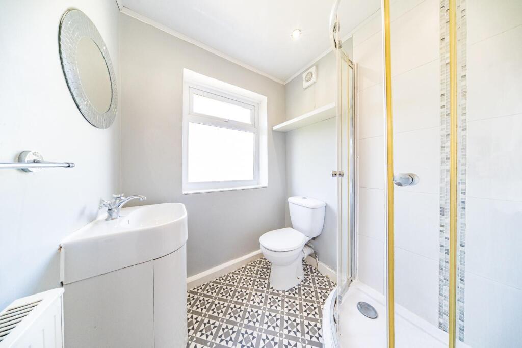 46 Cumber Lane shower room 2.jpg