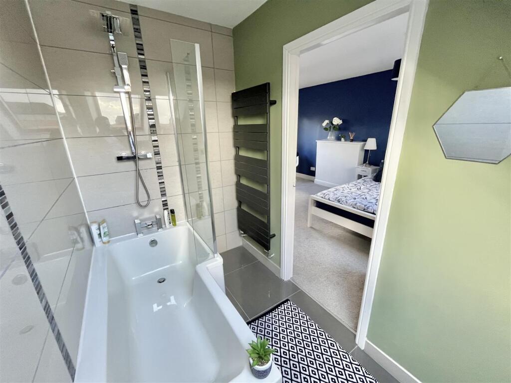 En Suite Bathroom Aspect 2 - Bed 1