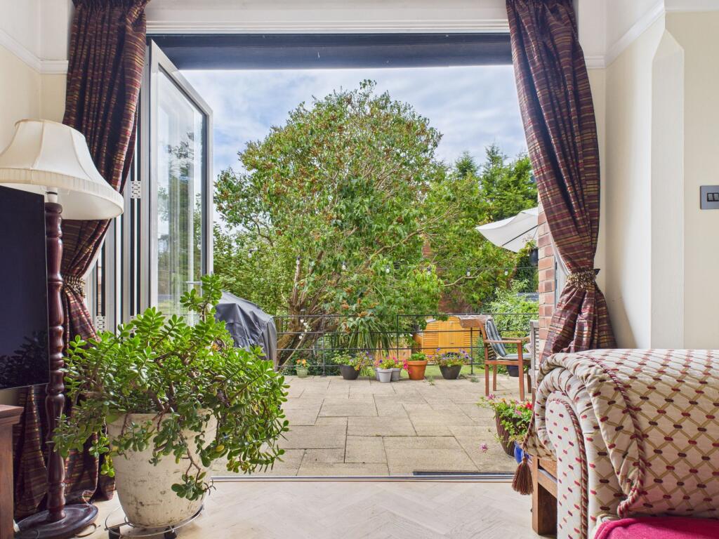 Lounge Bifolds