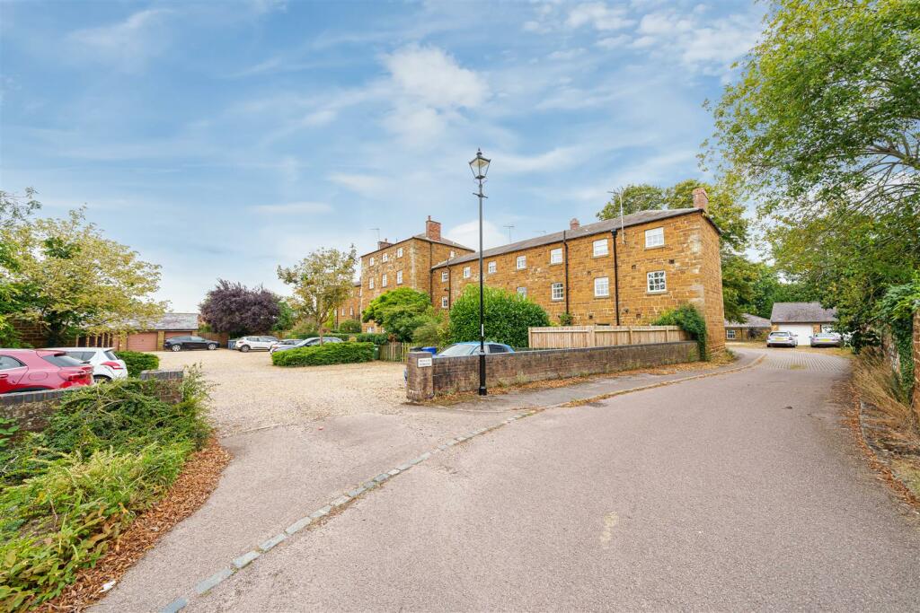 16 Gilbert Scott Court, Towcester (11).jpg