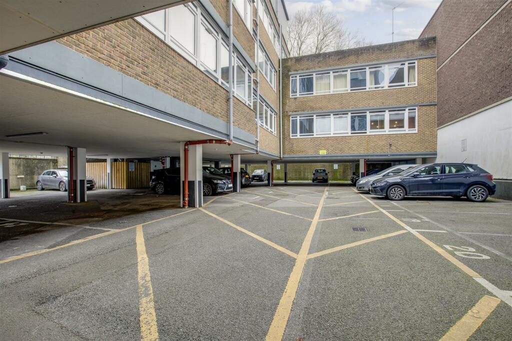 13 Castle House, Desborough Road, HP11 2FP-11.jpg