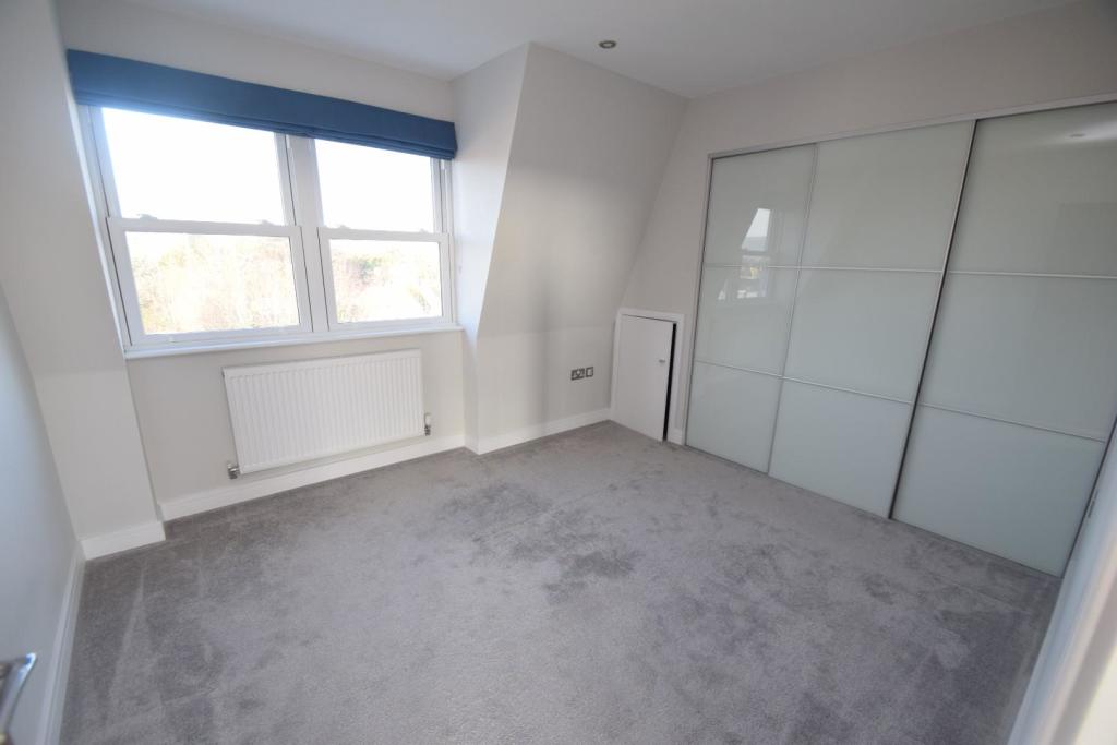 27 Esher House bed 3.JPG